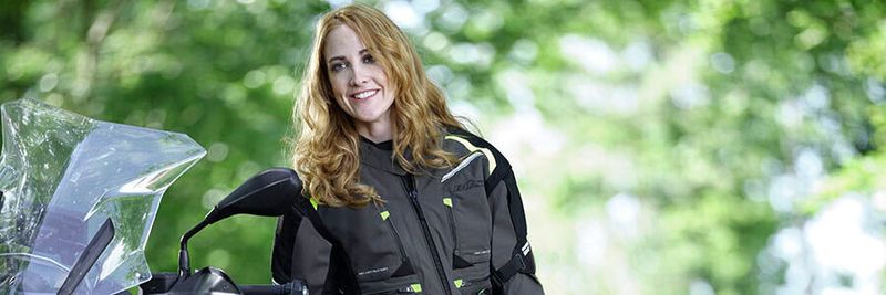 Das Experienced-Rider-Konzept für Damen ist in schiefergrau und den Größen 36 - 46 verfügbar.