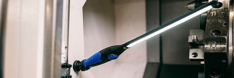 Mit den Maßen B477 x T50 x H40, einem Gewicht von weniger als 300 Gramm und ohne störendes Kabel ist die Lampe mobil und einfach einsatzbereit, ohne viel Platz zu verbrauchen.