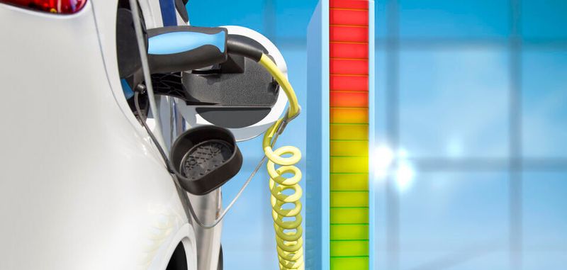 Will man einen gängigen Akku mit 45 kWh Kapazität voll machen, gelänge das theoretisch an einer 22-kW-Leitung in etwas mehr als zwei Stunden.