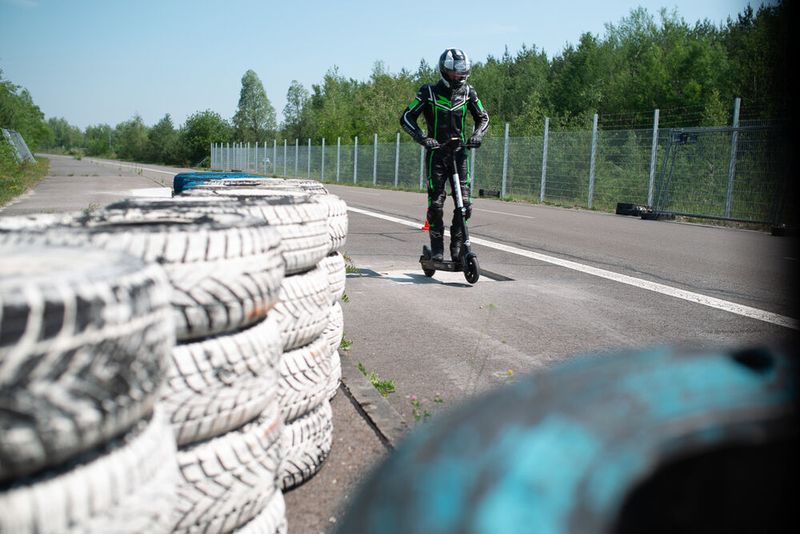 Im Dekra Technology Center werden Fahrdynamik-Tests mit E-Scootern durchgeführt.