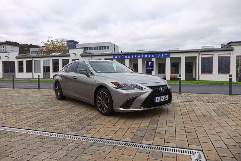 Der Lexus ES 300h fällt mit seinem extrovertierten Design auf.