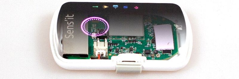 Im kompakten Gehäuse des Sens'it stecken Akku, STM32-Mikroprozessor, mehrere Sensoren sowie ein Transceiver.