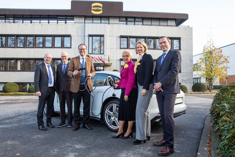 Der Harting Vorstand freut sich über den Zuwachs im Bereich Lade-Infrastruktur für Elektromobilität: Dr. Michael Pütz, Dietmar Harting, Philip Harting, Margrit Harting, Maresa Harting-Hertz und Andreas Conrad (von links nach rechts).
