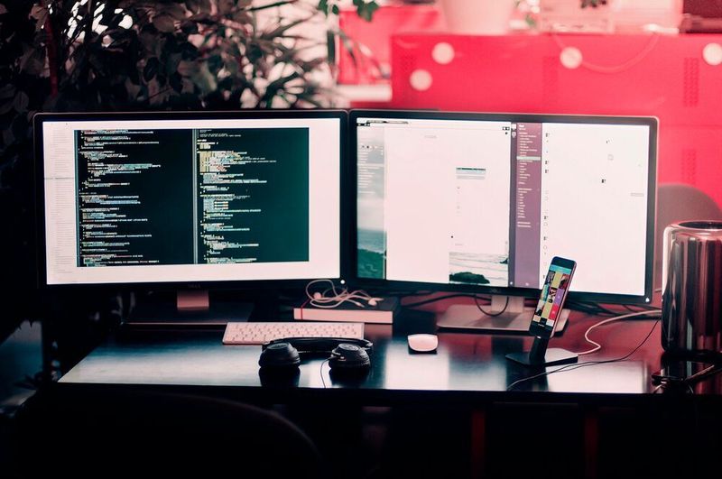 Leerer Arbeitsplatz: In Deutschland sind alleine 124.000 IT-Stellen in allen Branchen unbesetzt. Großer Streitfaktor zwischen Bewerber und Arbeitgeber: Das Gehalt.