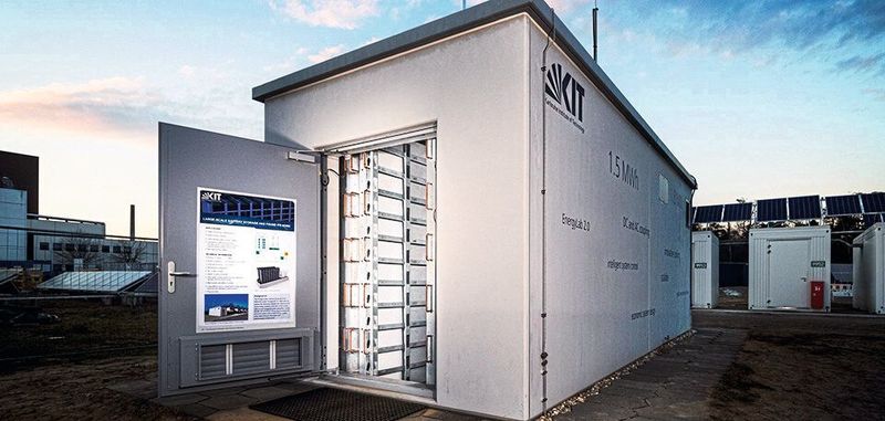 Besonders sicher und effizient: Der neue Lithium-Ionen-Batteriespeicher im Energy Lab 2.0 eignet sich als Quartiersspeicher zur lokalen Netzstabilisierung.