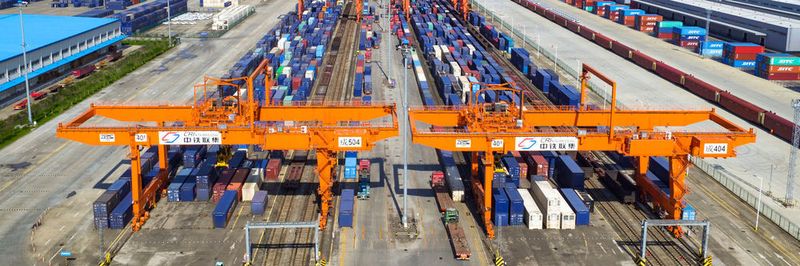Vom Bahnhof Qingbaijiang aus treten die Fertigfahrzeuge ihre Reise nach Europa an.