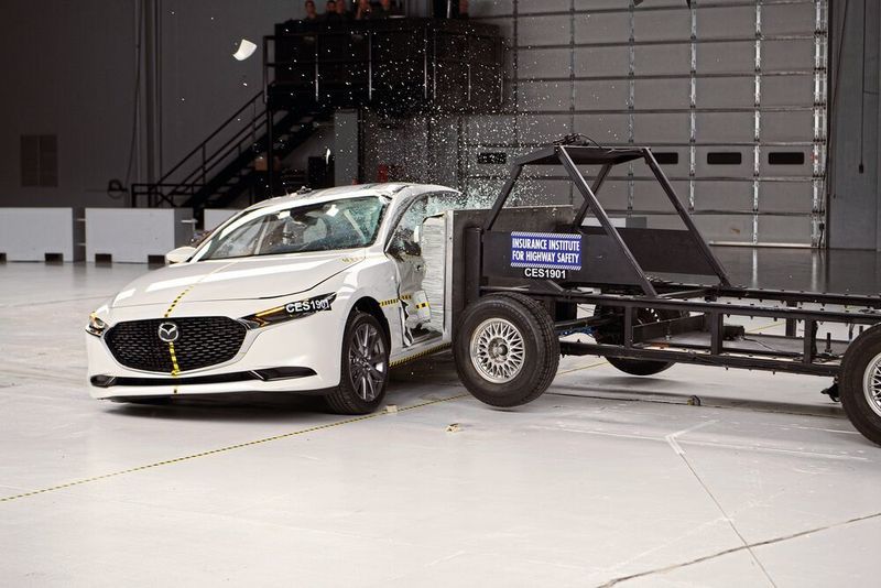 Das Insurance Institute for Highway Safety überarbeitet seinen Seitencrash-Test. Die Anforderungen an die Crashmanagementsysteme werden damit deutlich steigen.