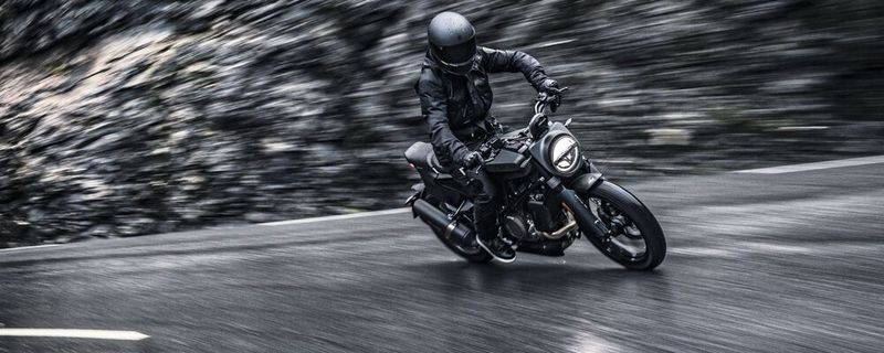 Traditionell beendet schlechtes November-Wetter das Saisongeschäft, auch wenn man bei solchen Bedingungen mit einer Husqvarna Svartpilen noch sicher unterwegs sein kann.
