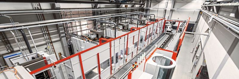 Mit der Anlage, bestehend aus vier C 42 U, Robotersystem, Reinigungseinheit und Messraum, nutzt Hofmann den vorhandenen Platz optimal aus.