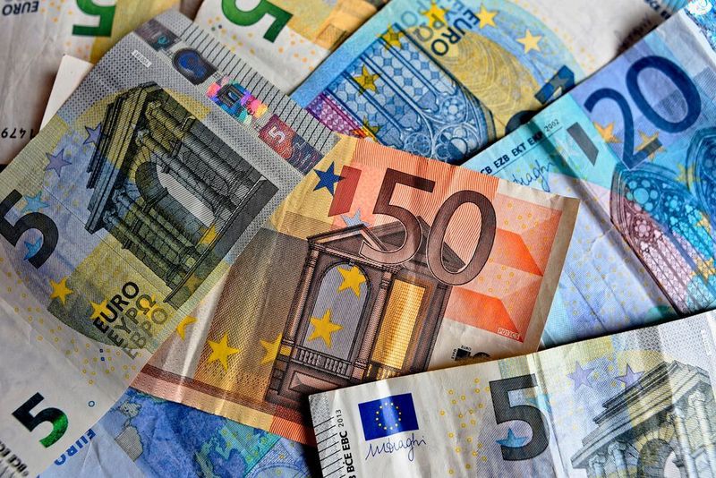 Wieviel verdienen Berufseinsteiger nach dem Studium? Vor allem Ingenieure im Maschinenbau und der Automobilbranche können sich über viel Gehalt freuen.