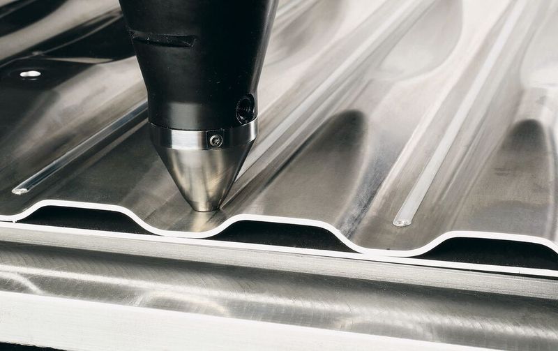 Beim Rührreibschweißen erzeugt ein drehender Reibstift durch Reibung und Druck an der Nahtstelle die benötigte Prozesswärme. Der Werkstoff wird durch die eingebrachte Wärme plastisch verformbar und durch die Rotation des Werkzeugs entlang der Nahtstelle verrührt.