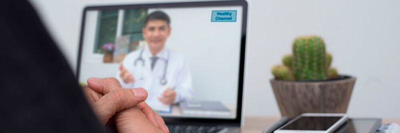 Viele Patienten würden gerne Online-Sprechstunden in Anspruch nehmen oder sich ein eRezept aussstellen lassen. Aber geht das in Deutschland schon?