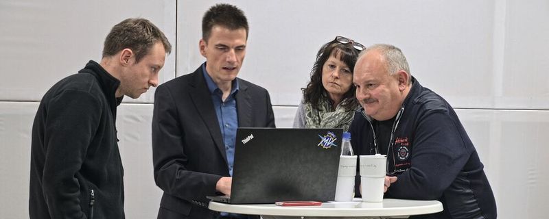 Christian Vossen (2. v. li.) wirbt für das neue Partnerschaftsmodell von MV Agusta für deutsche Händler.