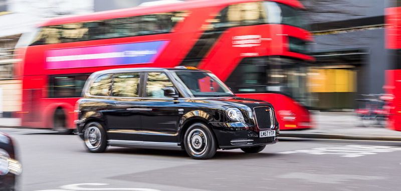 Der englische Fahrzeughersteller LEVC, der die für London typischen Black Cabs herstellt, beteiligt sich mit seinem speziell für das Taxigewerbe entwickeltem Elektrofahrzeug am Projekt.