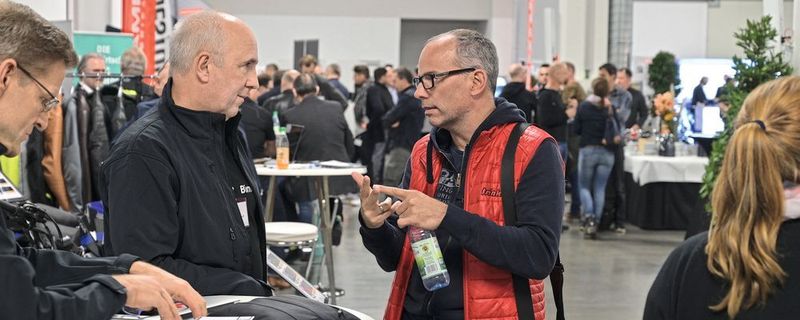 Achim Trinkner (re.) von Zweirad Trinkner erkundigt sich nach den Vorteile der neuen Plattfom Bimoro.