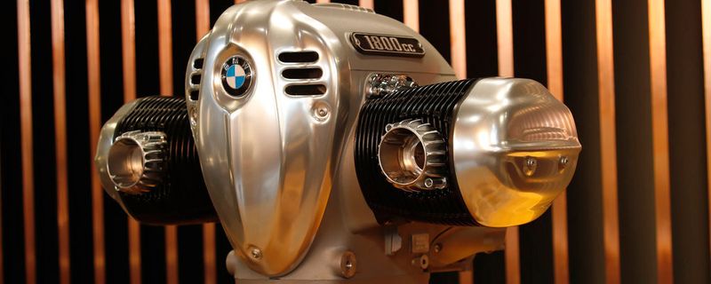 Der größte jemals für den Serieneinsatz gebaute Boxermotor knüpft technisch dort an, wo BMW zwischen 1936 und 1951 besonders stark war: an den Motoren der Baureihen R 5/R 51 (1936-1941) bzw. R 51/2 (1950-51).
