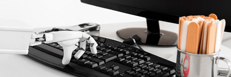 Der KI-basierte Symtom-Checker von Babylon Health interagiert mit den Anwendern über eine Chat-Schnittstelle in natürlicher Sprache, erkennt Symptome und medizinische Terminologie und kann dann die am besten geeigneten nächsten Schritte für die Patienten empfehlen
