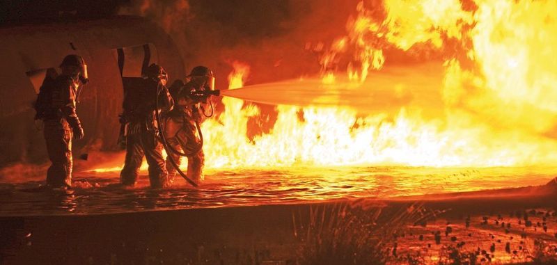 Brand in einem Chemiewerk:
Um Feuer zu bekämpfen und mögliche Opfer zu retten, müssen Feuerwehr- und Rettungskräfte sich selbst in Gefahr bringen. In Zukunft sollen sie Unterstützung von intelligenten Robotern erhalten.