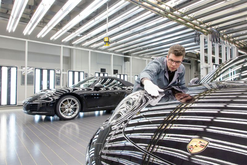 Platz 1: Porsche ist der einzige Automobilhersteller, der sich im Ranking „Beste Arbeitgeber 2020“ im Vergleich zum Vorjahr verbessert.