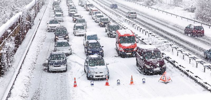 Im Winter müssen Mitarbeiter Vorkehrungen treffen und beispielsweise bei stauanfälligen Strecken entsprechende Zeitpuffer einbauen.