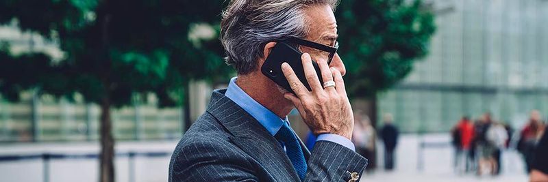 Etwa die Hälfte aller Arbeitnehmer nutzt für den Job ein Smartphone, doch nur wenige werden von ihrem Arbeitgeber mit einem solchen Gerät ausgestattet.