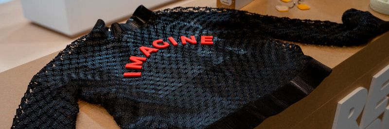 Imagine steht auf diesem 3D-gedruckten Pullover des spanischen Filamentherstellers Recreus. Was AM kann, musste man sich auf der Formnext nicht vorstellen - sondern konnte es mit eigenen Augen sehen.