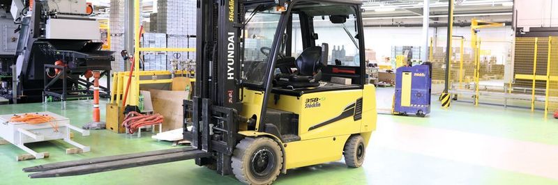 Mit dem Hyundai 35BH-9 wurde ein Vierrad-Gabelstapler mit Gegengewicht angeschafft, für den eine Steuerung kennzeichnend ist, die die Fahrgeschwindigkeit in Abhängigkeit vom Kurvenradius begrenzt, sodass stets exakte und zugleich sanfte Kurvenfahrten gewährleistet sind.