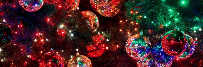 Arbeitgeber sind in der Regel nicht verpflichtet, eine Weihnachtsfeier auszurichten. Umgekehrt müssen Mitarbeiter auch nicht zwingend daran teilnehmen.
