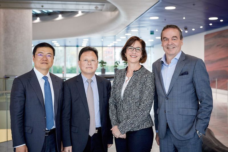Sie haben den Deal beschlossen: (v. li.) Xiaoshen Wang, Vize-Präsident von Ganfeng Lithium; Liang Bin Li, Geschäftsführer und Gründer von Ganfeng Lithium; Gabriele Muz, Leiterin Rohstoffmanagement bei BMW; Ralf Hattler, Einkauf und Lieferantennetzwerk bei BMW.