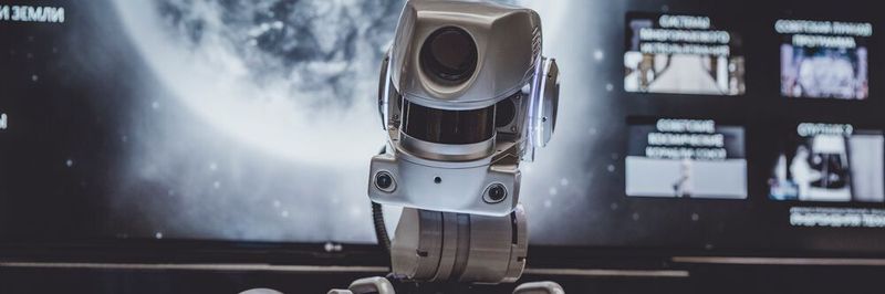Die Automatisierung von Fertigungsprozessen ist bereits im Gange. Die nächste Stufe ist der autonome Betrieb, der mithilfe von Künstlicher Intelligenz realisiert werden kann.