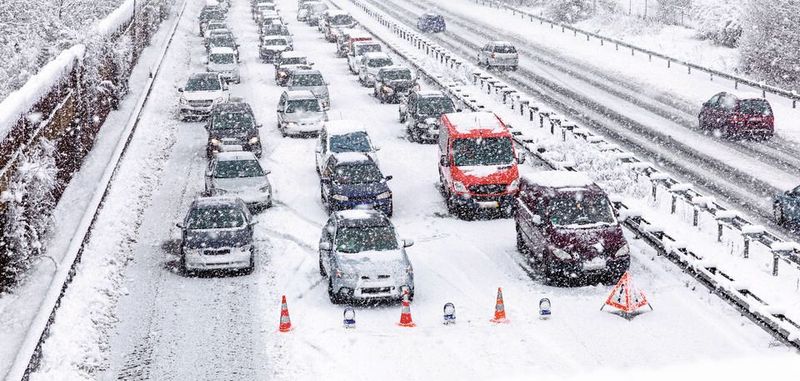 Im Winter müssen Mitarbeiter Vorkehrungen treffen und beispielsweise bei stauanfälligen Strecken entsprechende Zeitpuffer einbauen.