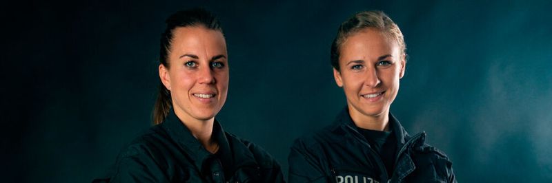 Anouk Retzlaff (l.) und Rita Laschenko präsentieren Szenen aus dem Alltag der Bereitschaftspolizei auf Instagram.