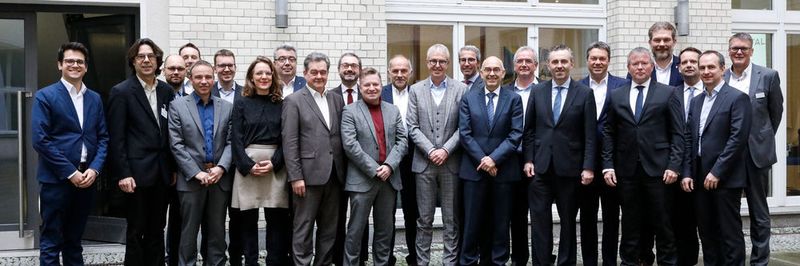 Die Mitglieder auf Gründungsversammlung der govdigital e.G. in Berlin-Mitte. Darunter Matthias Kammer (govdigital-Geschäftsführer), Rudolf Schleyer (govdigital-Vorstand), Jochen Felsner (stellv. Aufsichtsratsvorsitzender der govdigital) sowie weitere Mitglieder, Interessanten und Stakeholder