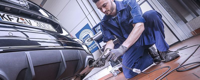 Vertrauen ist gut, Kontrolle ist bessert: Die Endrohrmessung im Rahmen der Abgasuntersuchung wird Pflicht.
