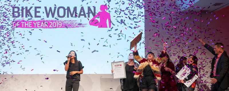 Die Powerfrauen der Branche feiern in Würzburg die „Bike Woman of the Year“ 2019. Der »bike und business«-Chefredakteur jubelt mit.