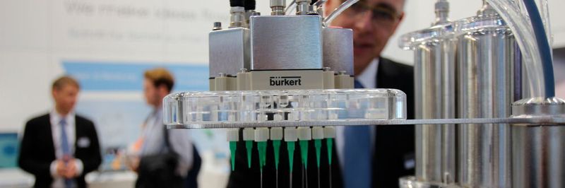 Sascha Klebula, Field Segment Manager, Bürkert Fluid Control Systems: „Unser neuer Low Flow Pressure Controller erlaubt Anwendern, schnell und einfach Anlagen zum mikrolitergenauen Dosieren mit der Druck-Zeit-Dosierung aufzubauen.“