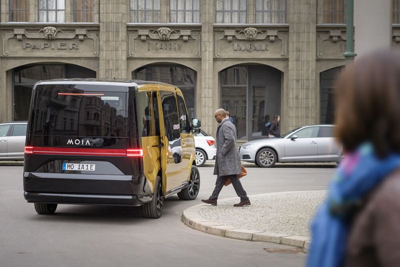 Die VW-Tochter Moia bietet Fahrdienste bereits in Deutschland an. Gemeinsam mit VW Nutzfahrzeuge, Scania und Autonomous Intelligent Driving soll nun der öffentliche Nahverkehr in Katars Hauptstadt mit autonomen Shuttles ausgestattet werden.