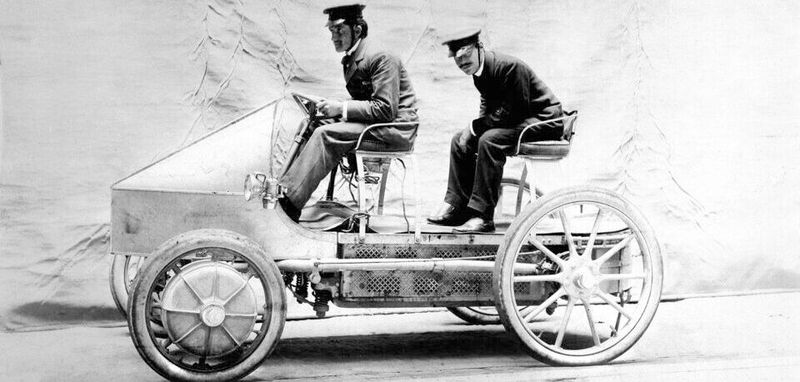 Der hybride Elektrowagen Lohner Porsche „Semper Vivus“ wird im Jahr 1900 auf der Pariser Weltausstellung vorgestellt.
