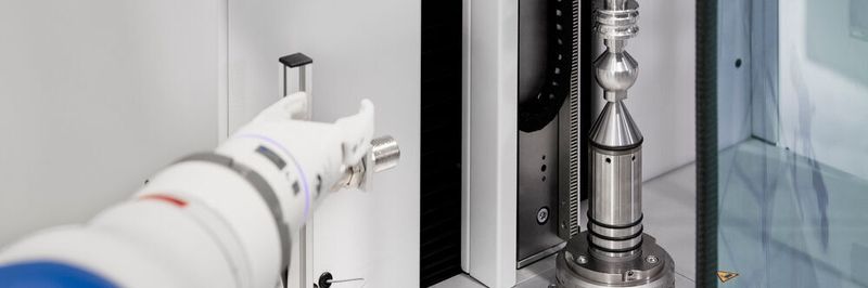 Mit einem flexiblen Greifer kann der Roboter eine große Vielfalt an Werkstücken handhaben.
