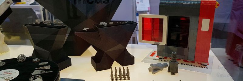 Die Maschine der Hammer-Serie nutzt die Photopolymerisation für die additive Herstellung von Metallkomponenten.