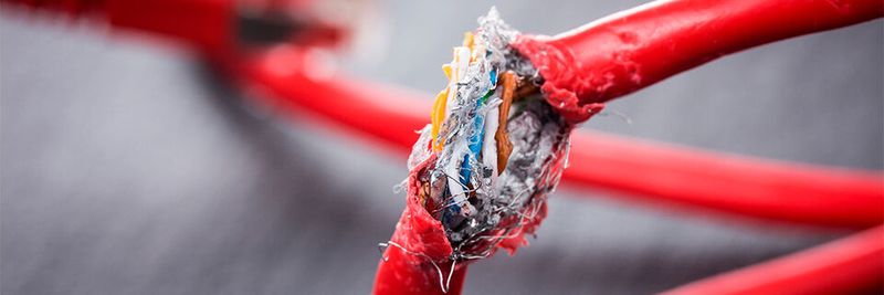 Selten ist ein defektes Kabel für einen Ausfall des Internets verantwortlich. Zahlreiche weitere Gründe sind deutlich häufigere Ursachen.