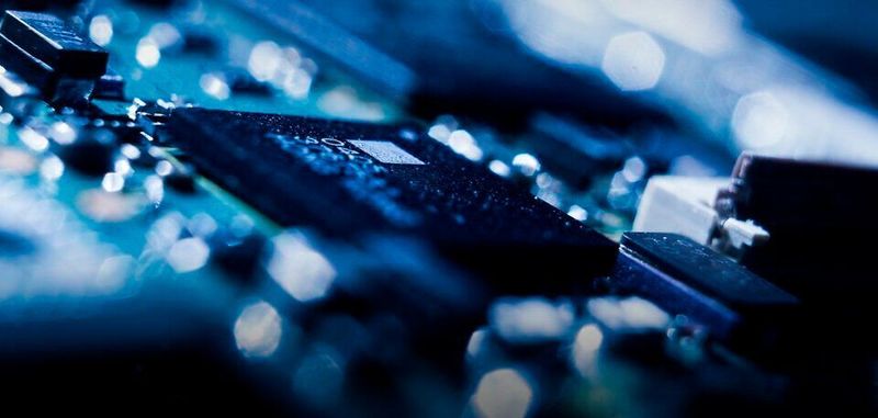 Problem Mixed-Signal-SoCs: Digitale Blöcke können benachbarte analoge Schaltungsteile auf einem Chip beeinflussen.