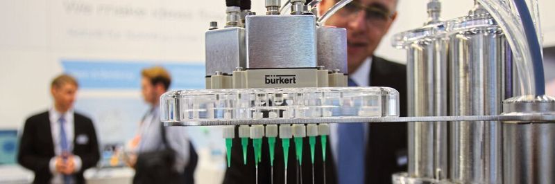 Sascha Klebula, Field Segment Manager, Bürkert Fluid Control Systems: „Unser neuer Low Flow Pressure Controller erlaubt Anwendern, schnell und einfach Anlagen zum mikrolitergenauen Dosieren mit der Druck-Zeit-Dosierung aufzubauen.“