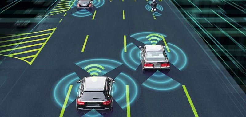 Fahrzeuge kommunizieren:
Über unterschiedliche Schnittstellen wie Radarsensoren, Funkmodule, 5G oder GNSS nehmen die Fahrzeuge ihre Umgebung wahr.