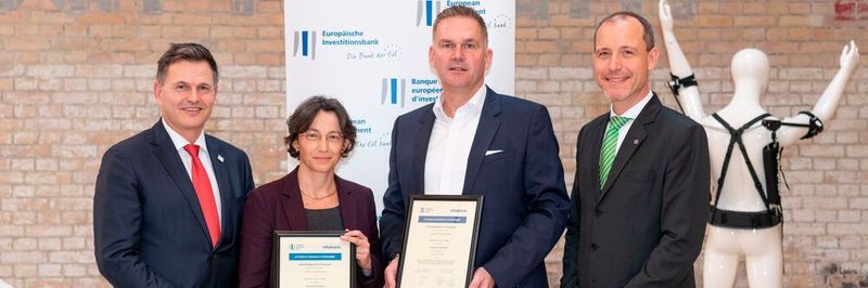 Dr. Andreas Goppelt (CTO von Ottobock), Sandrine Croset (Direktorin der EIB), Jörg Wahlers (CFO von Ottobock) und Dr. Jörg Wojahn (Leiter der Vertretung der EU Kommission in Deutschland) (v.l.n.r.) besiegelten die Zusammenarbeit am 13. Dezember 2019 in Berlin.