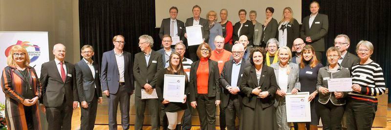Die Preisträgerinnen und Preisträger des Niedersächsischen Gesundheitspreises sowie die Initiatoren und Organisatoren rund um Dr. Carola Reimann, Nds. Sozialministerin
