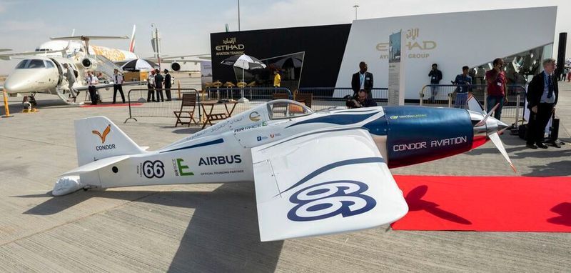 Auf der Luftfahrtmesse in Dubai wurde der elektrisch angetriebene White Lightning Ende November 2019 vorgestellt.