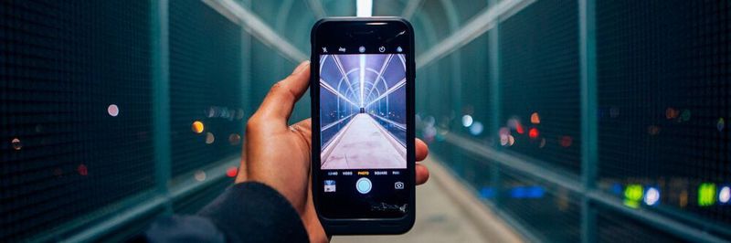 Smartphones sind unser täglicher Begleiter. Sie können den Alltag erleichtern, aber auch Stressfaktor und Zeitfresser sein.