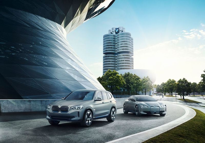 Der BMW iX3 kommt 440 Kilometer weit.