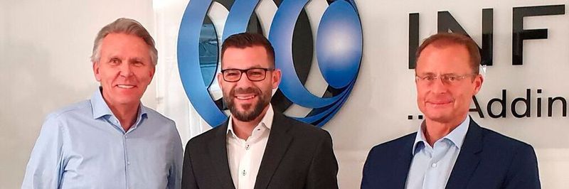 (v.l.n.r.) Erik Walter, COO Infinigate Group, Waldemar Bergstreiser, Distribution Partner Account Manager bei Kaspersky und Christian Weinelt, Head of Business Unit bei Infinigate, bei der Vertragsunterzeichnung.